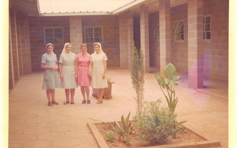 Rosa Abad (tercera por la izquierda), junto a otras compañeras (años 80)