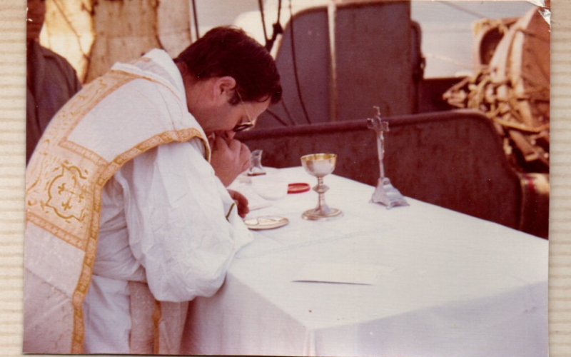El Padre Urbano celebrando misa en un pesquero español, 1968