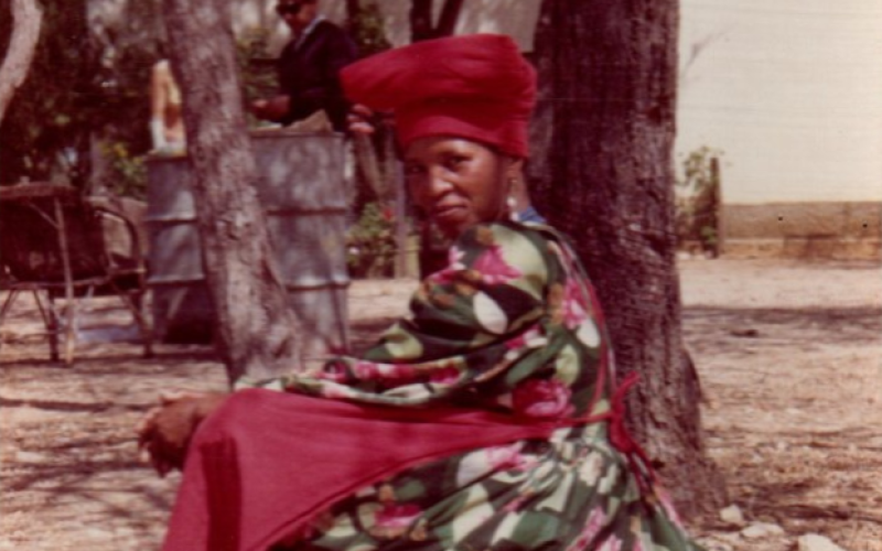 Una mujer de la etnia HERERO con el traje típico, 1970
