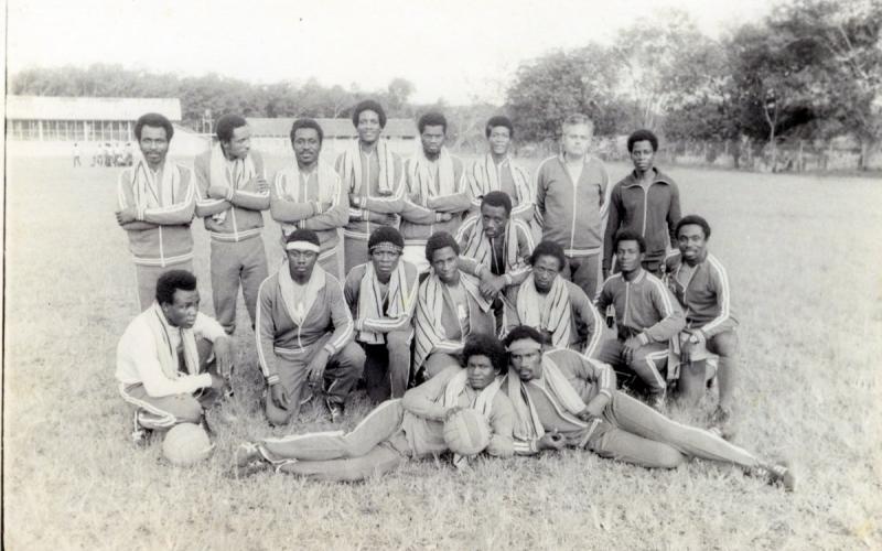 Antonio Medina, junto con el equipo de fútbol que creó en Monrovia en los años 70