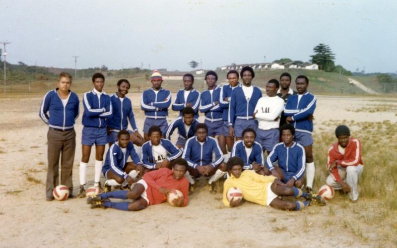 Antonio Medina, junto con el equipo de fútbol que creó en Monrovia en los años 70