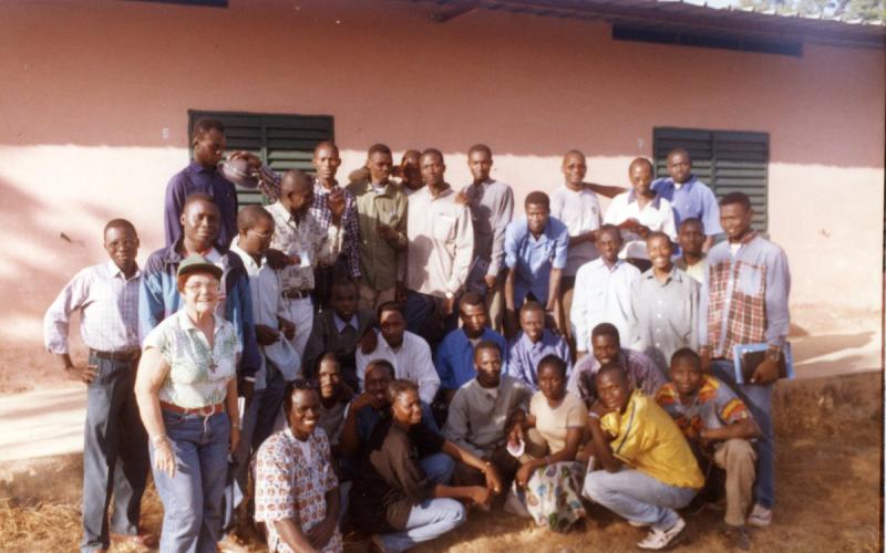 Julia Inmaculada, junto a jóvenes en Bamako (1999)