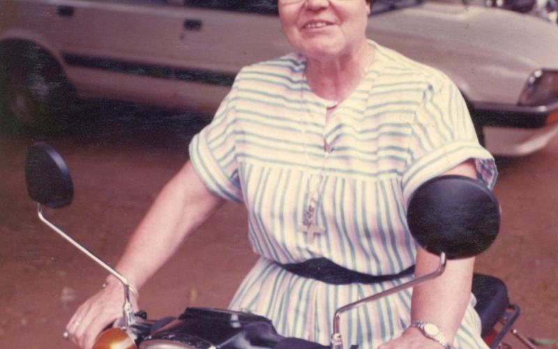 Julia Inmaculada se desplazó en moto durante gran parte de los 25 años que pasó en Mali (1993)