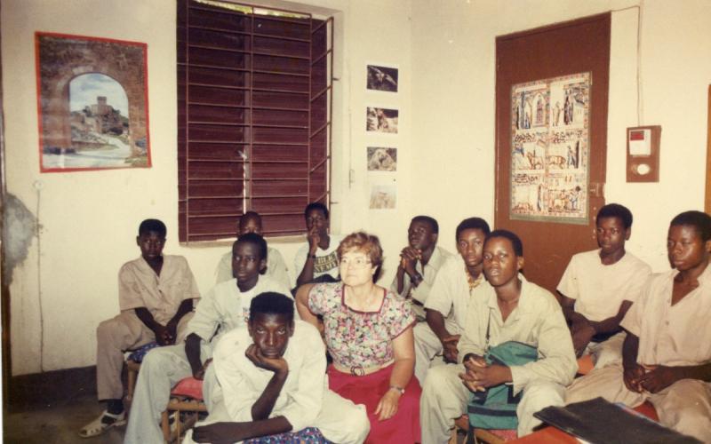 Julia Inmaculada, junto a jóvenes en Bamako